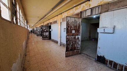 Un couloir de cellules collectives de la prison de Saydnaya à Damas, où les détenus s'entassaient avant la chute du régime de Bachar al-Assad, le 8 décembre 2024.