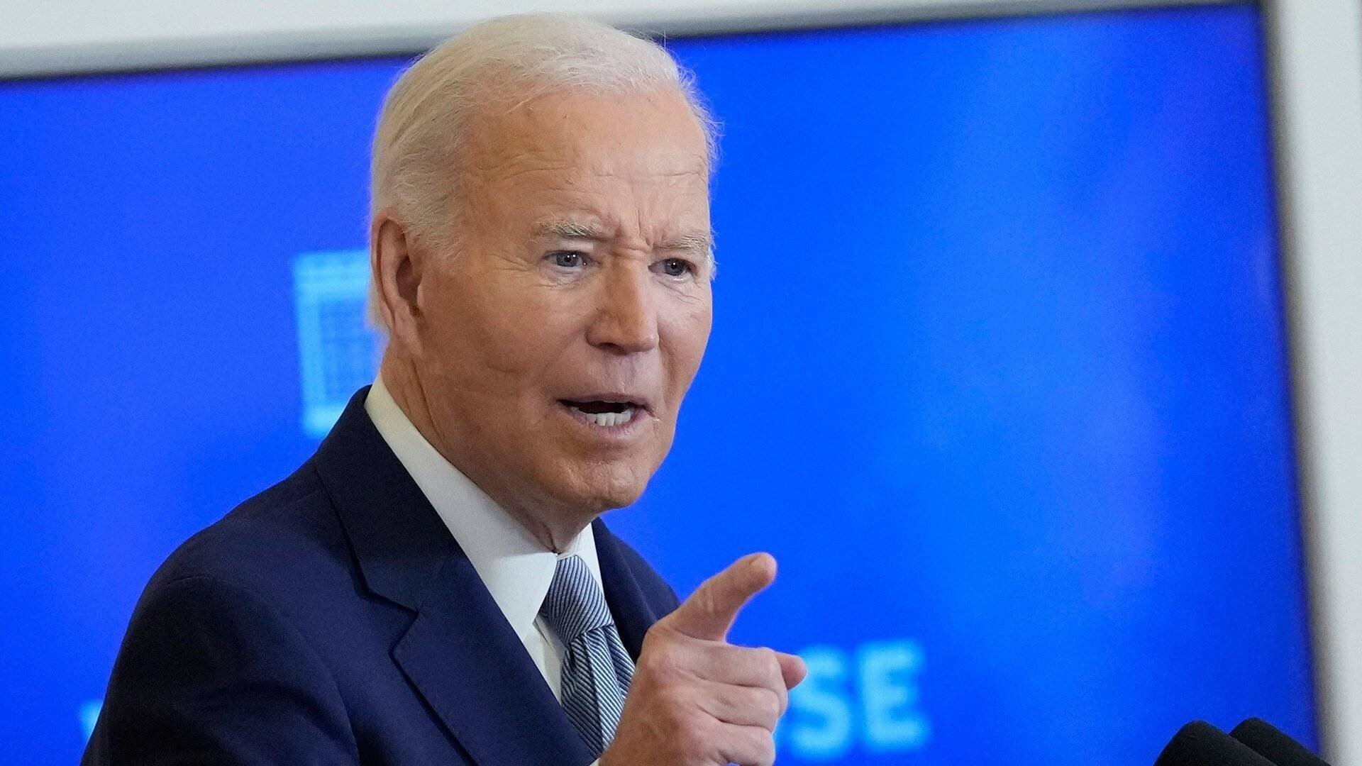 Joe Biden parle avec un doigt levé.