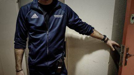 Un surveillant ouvre une porte dans le quartier des mineurs de la prison de Villepinte