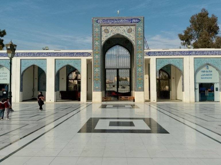 La porte extérieure du mausolée de Sayyida Zaynab