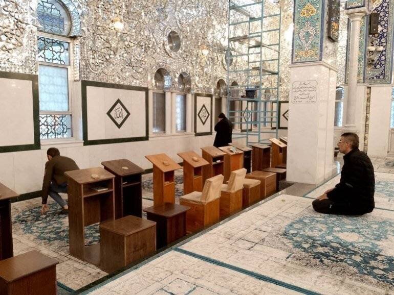 À l'intérieur de la mosquée de Sayyida Zaynab