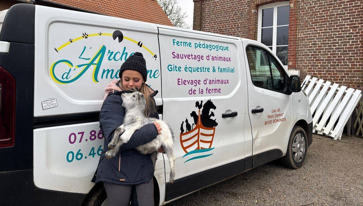 Amandine Delaplace avec une de ses chèvres dans les bras