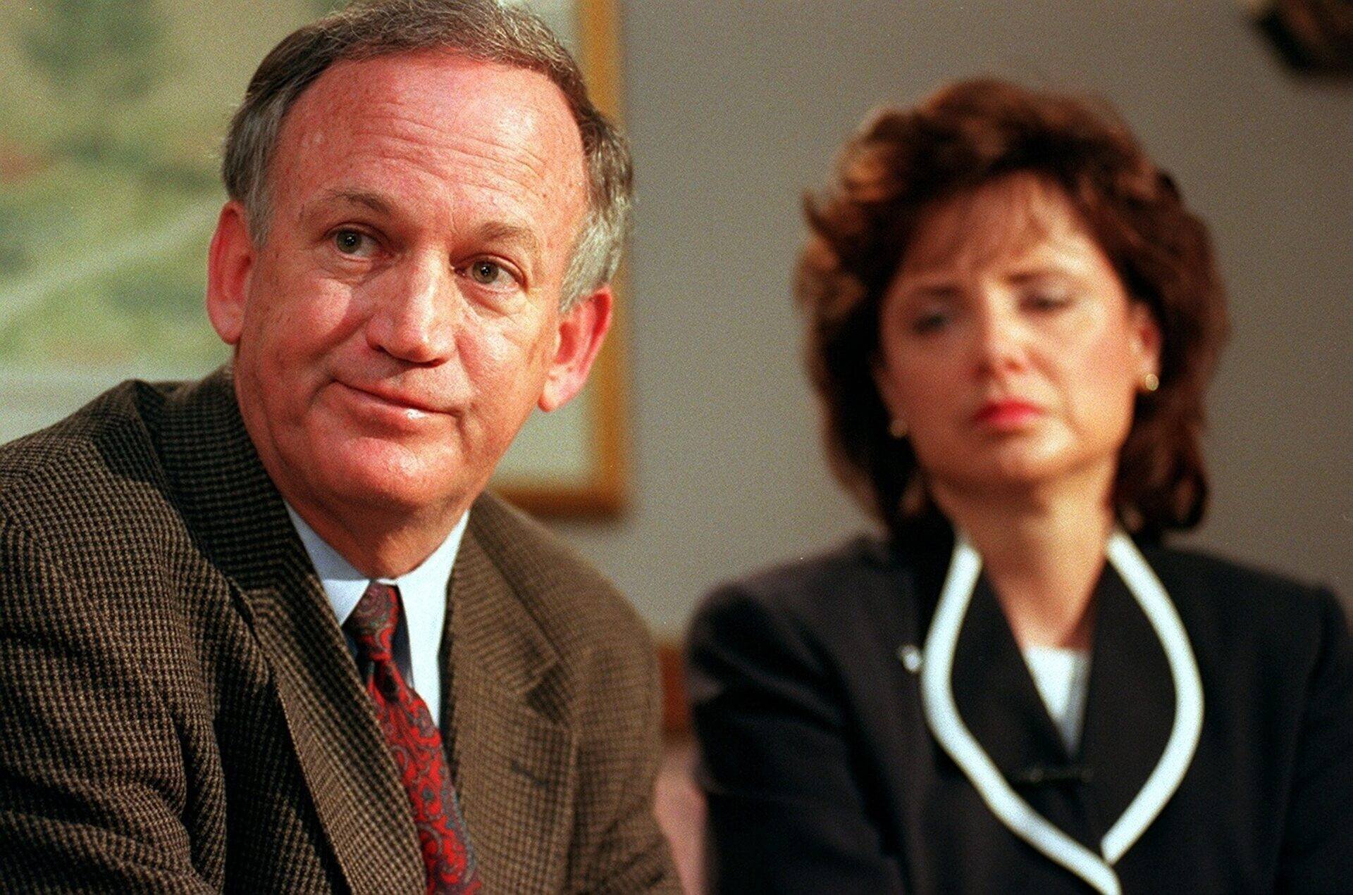 John Ramsey avec des médias locaux