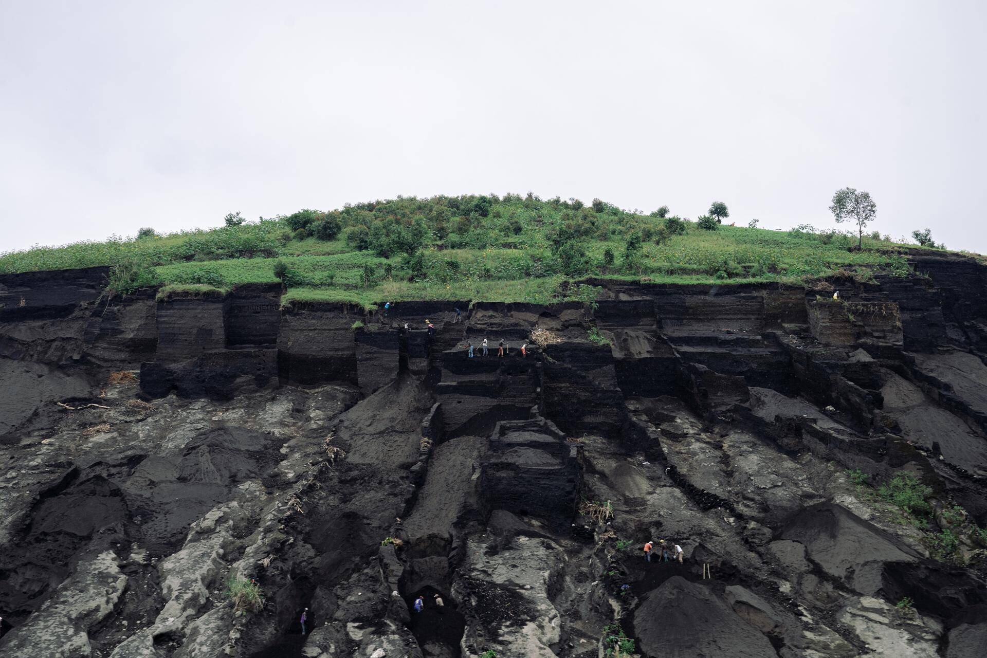 Des creuseurs extraient de la terre des collines surplombants le camps de déplacés de Bulengo pour l'utiliser comme matériaux de construction.