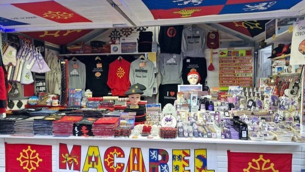 Le stand Macarel, sur le marché de Noël place du Capitole de Toulouse