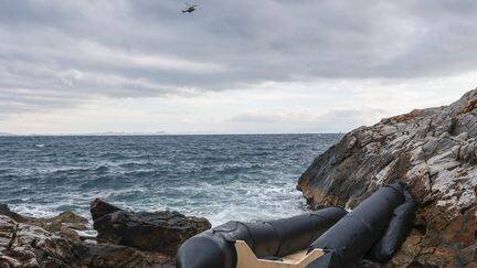Un hélicoptère des secours grecs surveille une zone au large de Lesbos, après le naufrage d'un bateau de migrants.