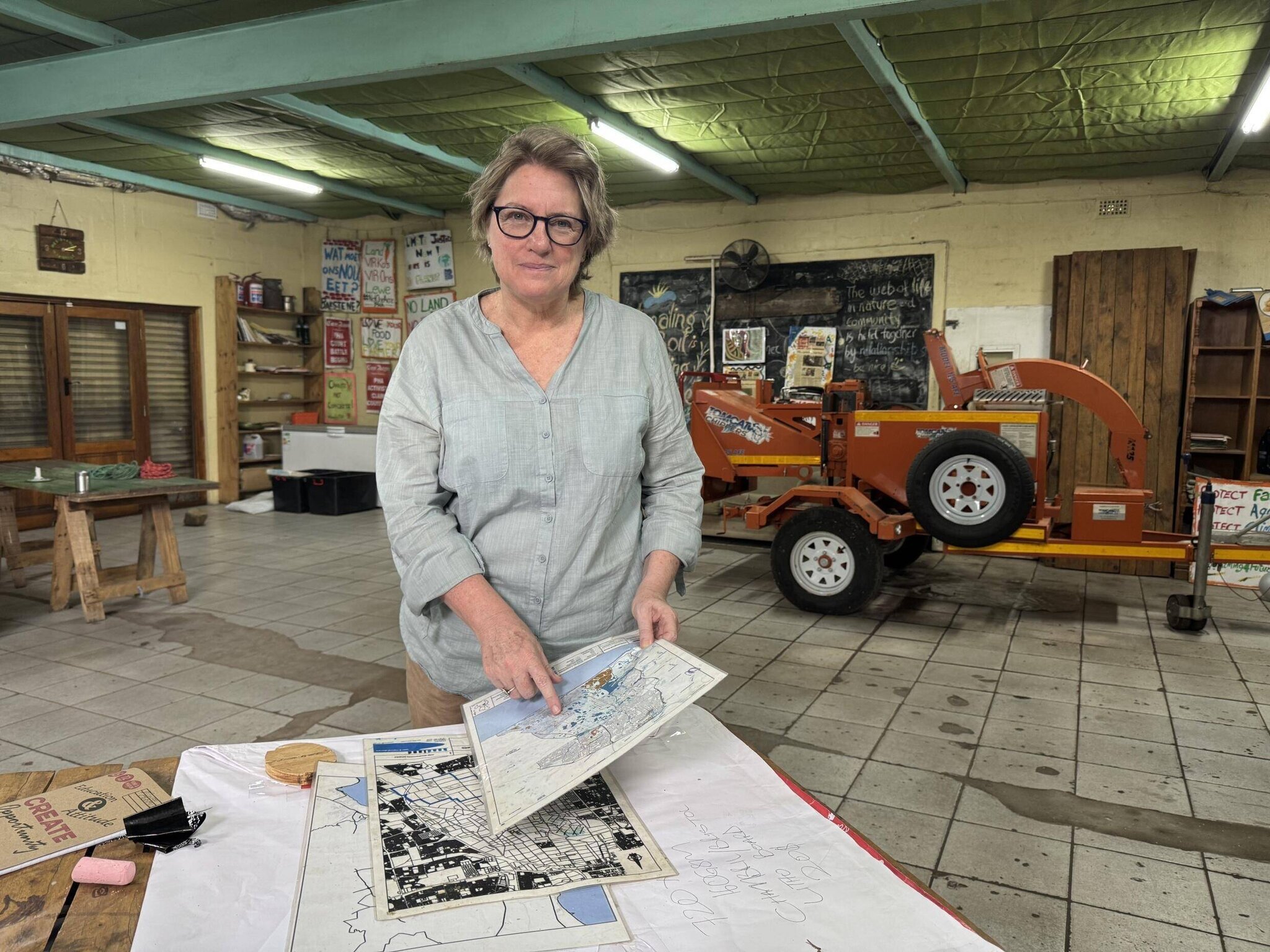Susanna Coleman, optométriste de Cape Town, avec des cartes des projets de changement de zonage menaçant les agriculteurs du PHA.