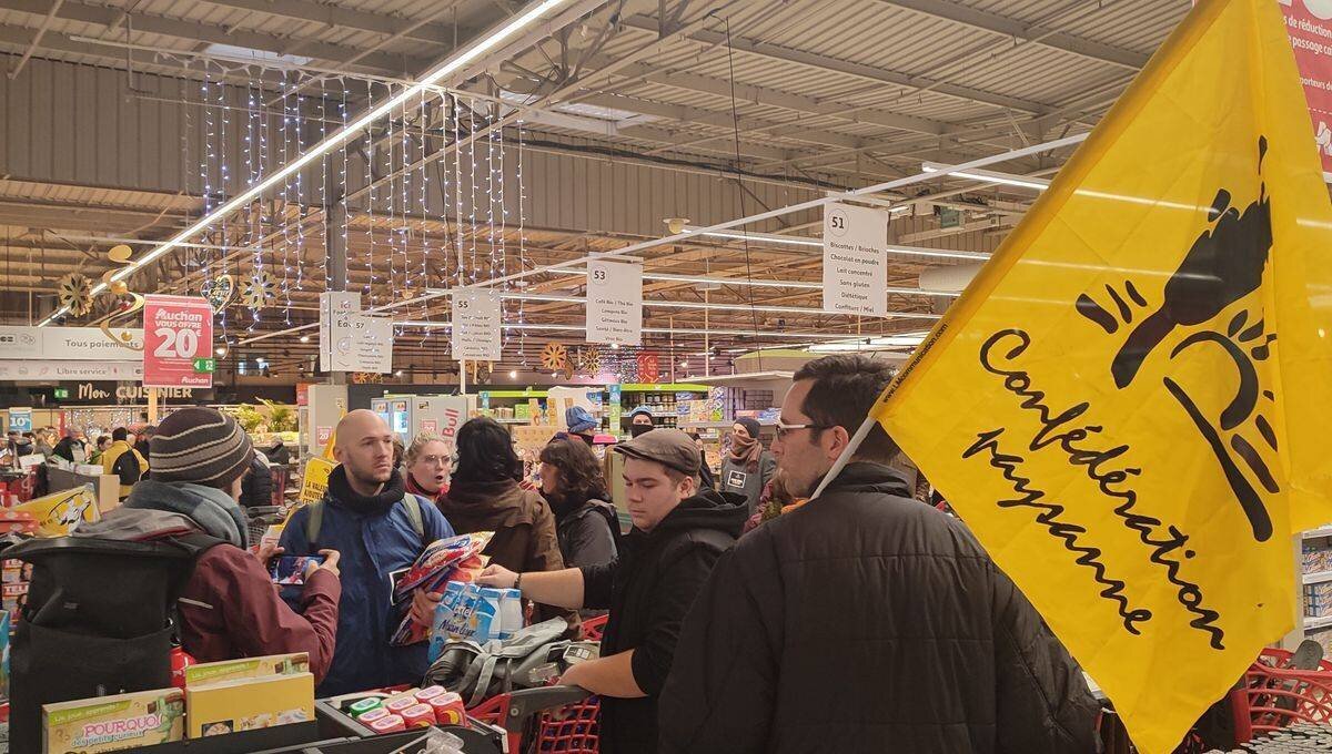 Les militants de la Confédération Paysanne ont bloqué les caisses pendant une heure.