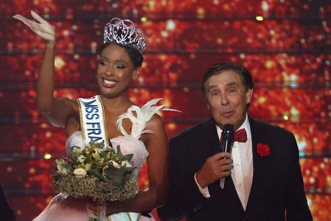 Angélique Angarni-Filopon, élue Miss France 2025, et l’animateur Jean-Pierre Foucault, à l’Arena Futuroscope de Chasseneuil-du-Poitou (Vienne), le 14 décembre 2024.