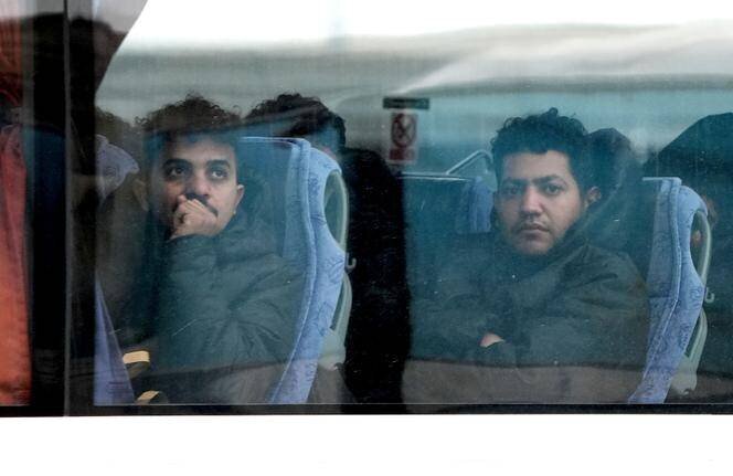 Un groupe de personnes considérées comme des migrants, à Douvres, au Royaume-Uni, à la suite d’un certain nombre d’incidents impliquant des petits bateaux dans la Manche, le vendredi 13 décembre 2024.