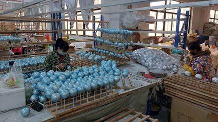 Usine chinoise de boules de Noël à Yiwu
