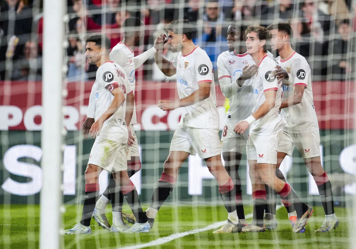 Manu Bueno est félicité après avoir marqué lors du match Sevilla-Celta