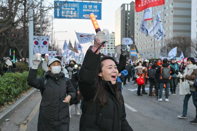 Une manifestation pour la destitution du président sud-coréen Yoon Suk Yeol, le 14 décembre 2024, en attendant le résultat du second vote de destitution de la loi martiale.