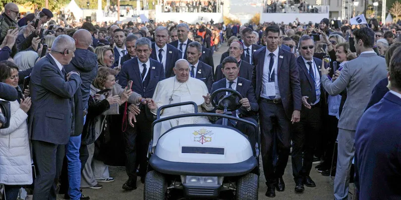 Plus de 300 élus corses ont accompagné le périple du souverain pontife en papamobile.