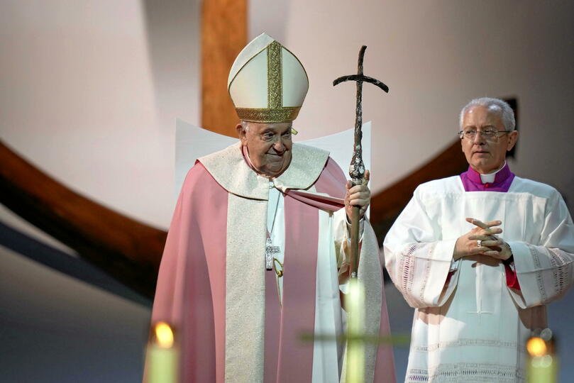 En Corse, le pape François a célébré une messe devant plus de 8 000 fidèles.