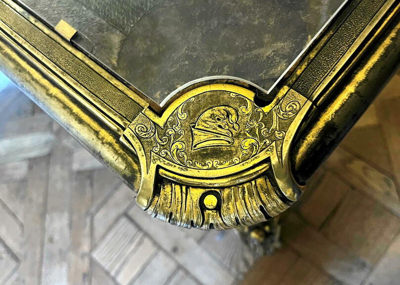 Détail du bureau de Louis XV