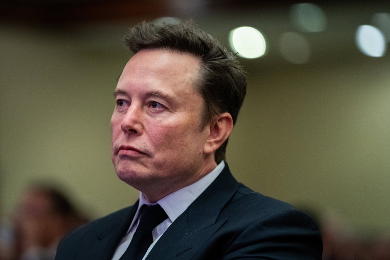 Elon Musk écoute Trump lors d'un discours