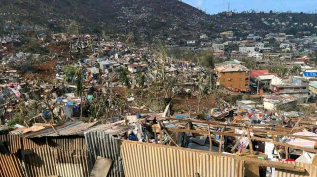Plus d'un tiers de la population de Mayotte vit dans des bidonvilles, soufflés par le cyclone. Photo AFP/Daniel Mouhamadi