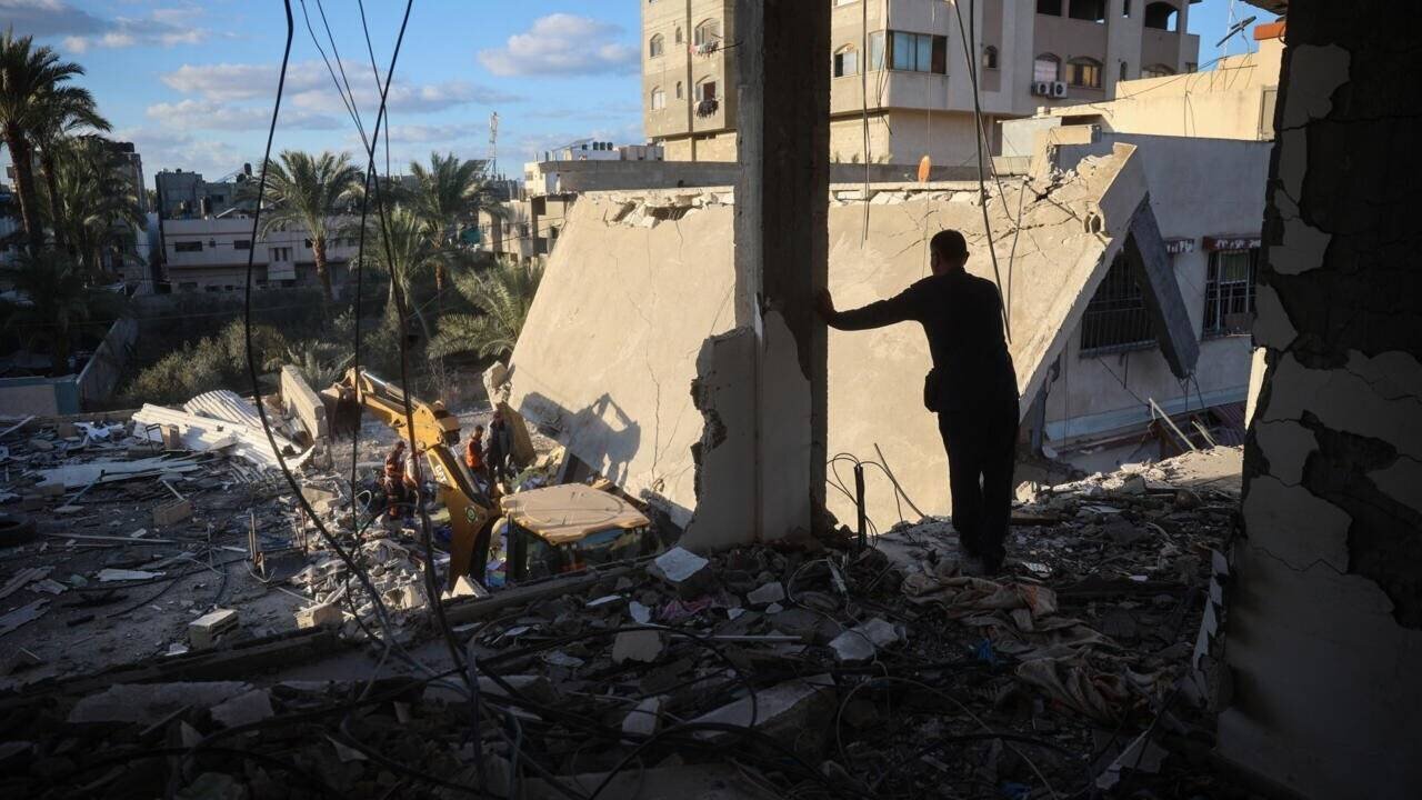 Les secouristes recherchent des victimes après une frappe israélienne sur Deir al-Balah, au centre de la bande de Gaza, samedi 14 décembre 2024.