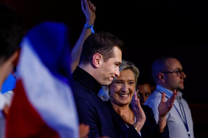 Marine Le Pen et Jordan Bardella à Etrépagny (Eure), le 15 décembre 2024.