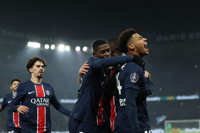 Le milieu de terrain Désiré Doué et les joueurs du Paris Saint-Germain célèbrent leur premier but lors du match contre l’Olympique Lyonnais, au Parc des Princes, à Paris, le 15 décembre 2024.