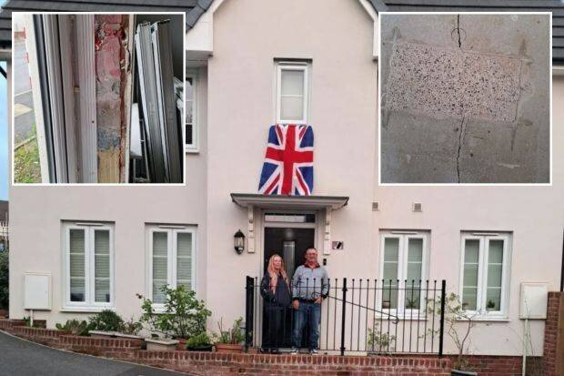 Un couple devant leur maison endommagée, avec des dommages visibles aux cadres de fenêtres et une fissure dans le béton.