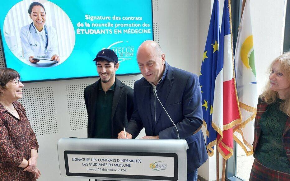 Dammarie-les-Lys, samedi 14 décembre. Cinq étudiants en médecine ont signé une convention avec l'agglomération Melun-Val-de-Seine, comme Adlen Slimani (ici à côté de Franck Vernin, le président de l'intercommunalité). LP/Sébastien Blondé