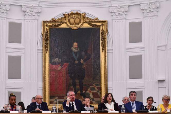 Le nouveau premier ministre, François Bayrou (au centre), lors d’un conseil municipal à Pau, le 16 décembre 2024.