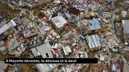 L'île de Mayotte ressemble à un champ de bataille après le passage du cyclone Chido. Les bidonvilles ont été dévastés et les secours y cherchent toujours des survivants.
