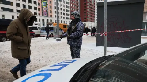 Un policier russe près de la scène de l'assassinat d'un général à Moscou