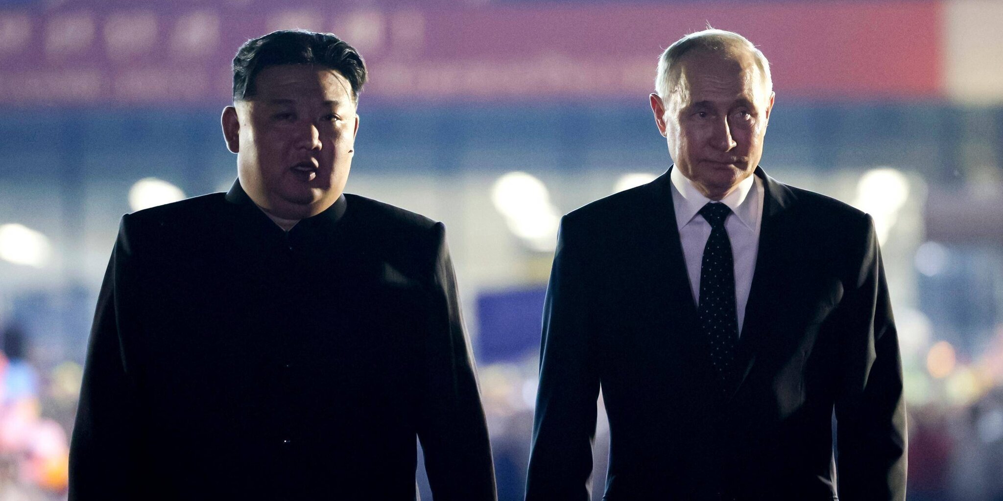 Nordkoreas Machthaber Kim Jong Un et le président russe Vladimir Poutine à l'aéroport près de Pyongyang.