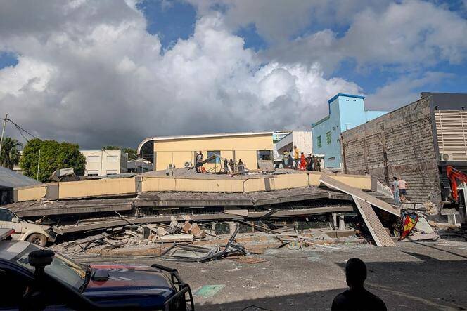Des secouristes recherchent des survivants après le puissant tremblement de terre qui a frappé Port Vila, la capitale de Vanuatu, le 17 décembre 2024.