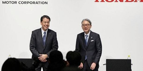 Makoto Uchida, PDG de Nissan, et Toshihiro Mibe, PDG de Honda, lors d'une conférence de presse à Tokyo.