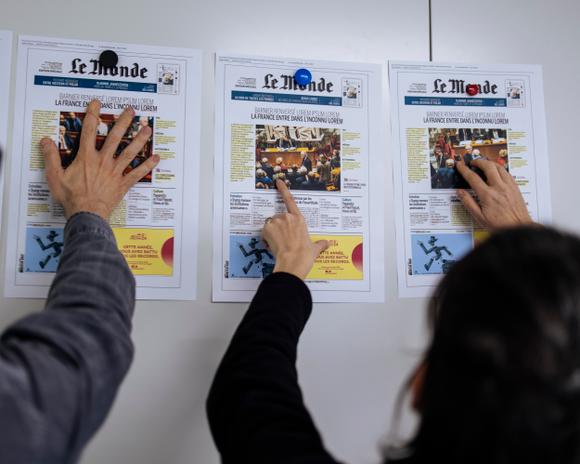 Sylvain Peirani, Pauline Eiferman et Emmanuelle Chevallereau lors du bouclage au journal « Le Monde », avenue Pierre-Mendès-France, à Paris, jeudi 5 décembre.