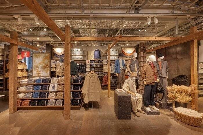 Vêtements dans la boutique phare de Muji