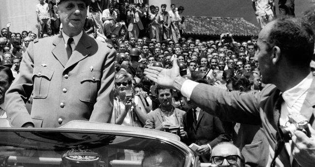 Des citoyens de Caracas accueillent le président français Charles de Gaulle, le 21 septembre 1964, lors de sa visite officielle au Venezuela. ©AFP - UNITED PRESS EUROPIX