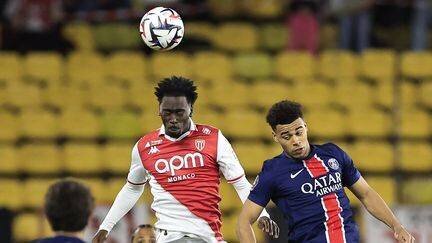 Le Monégasque Soungoutou Magassa lors d'un duel aérien avec le Parisien Désiré Doué, à l'occasion de la 16e journée de Ligue 1, le 18 décembre 2024.