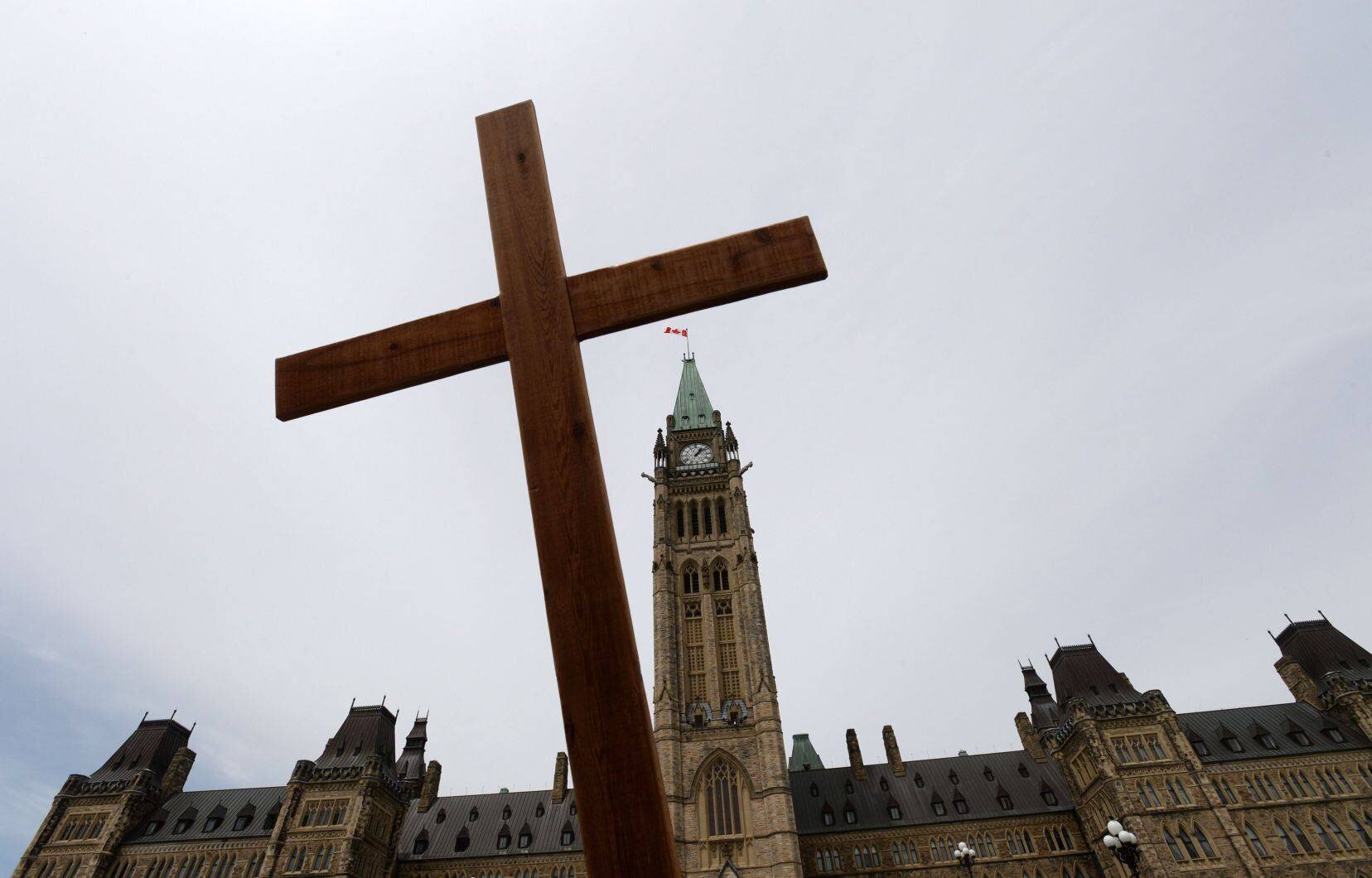 «Le désir de réintroduire des valeurs traditionnelles, largement nourri par des convictions religieuses, constitue une menace sérieuse pour la démocratie laïque du Canada», dit l’autrice.