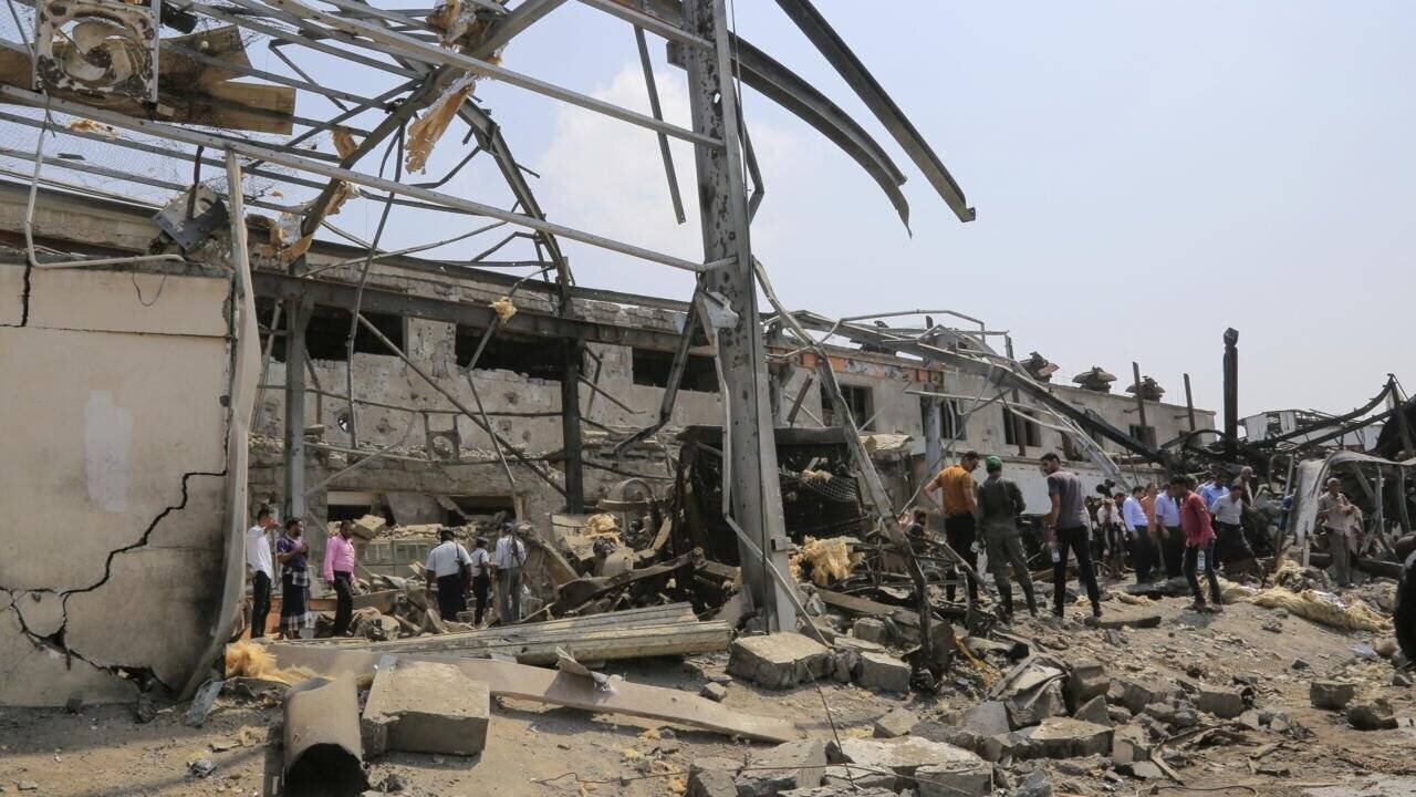 Des personnes vérifient la centrale électrique dans le port de Hodeida, tenue par les rebelles au Yémen, le 30 septembre 2024, un jour après avoir été visée par des frappes israéliennes.
