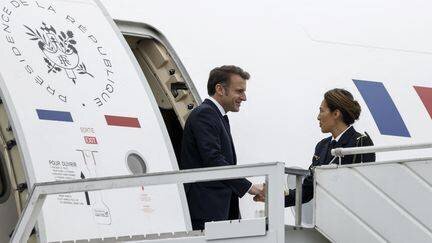 Emmanuel Macron sort de l'avion présidentiel à l'aéroport de Pamandzi, Mayotte, le 19 décembre 2024 (LUDOVIC MARIN / AFP)