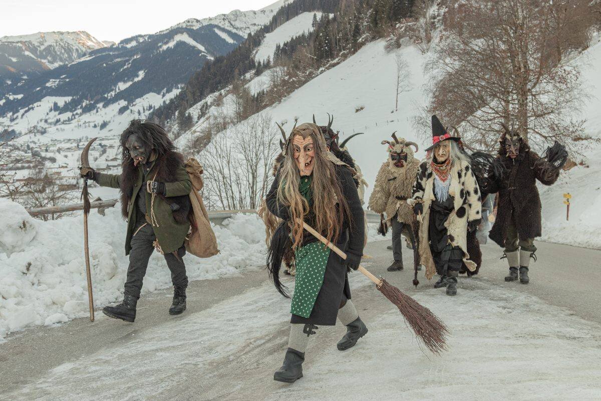 Les Perchten visitent plusieurs fermes avant la tombée de la nuit.