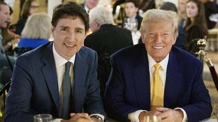 Justin Trudeau assis à côté de Donald Trump.