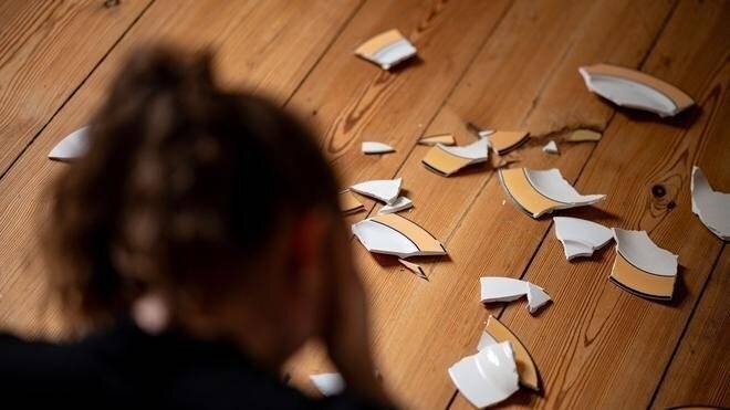 Häusliche Gewalt gegen Frauen ist auch an Weihnachten Alltag. (Foto - Illustration) © Fabian Sommer/dpa