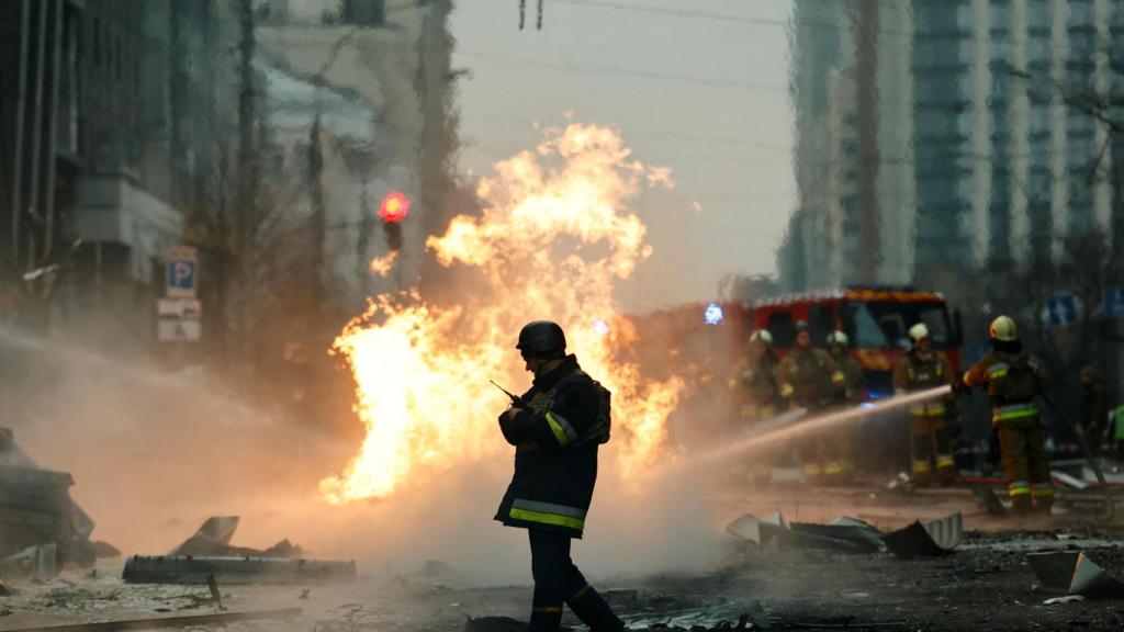Un pompier dans une rue de Kiev ce vendredi matin après l'attaque russe.