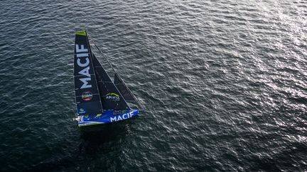 L'Imoca Macif de Charlie Dalin lors du départ du Vendée Globe, le 10 novembre 2024. (LOIC VENANCE / AFP)