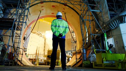 Un ouvrier d'EDF sur le chantier de l'EPR de Flamanville (Manche), le 16 novembre 2016. (CHARLY TRIBALLEAU / AFP)