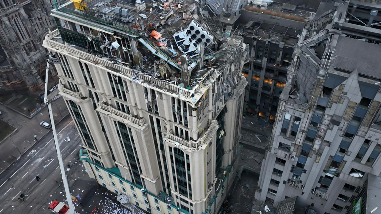 Un bâtiment endommagé par une attaque de missiles russes à Kiev, le 20 décembre 2024.