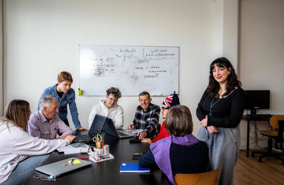 Joanah Magalhaes aidant des seniors