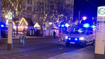 Une ambulance aux abords du marché de Noël de Magdebourg en Allemagne, le 20 décembre 2024. (DORTHE HEIN / DPA-ZENTRALBILD)