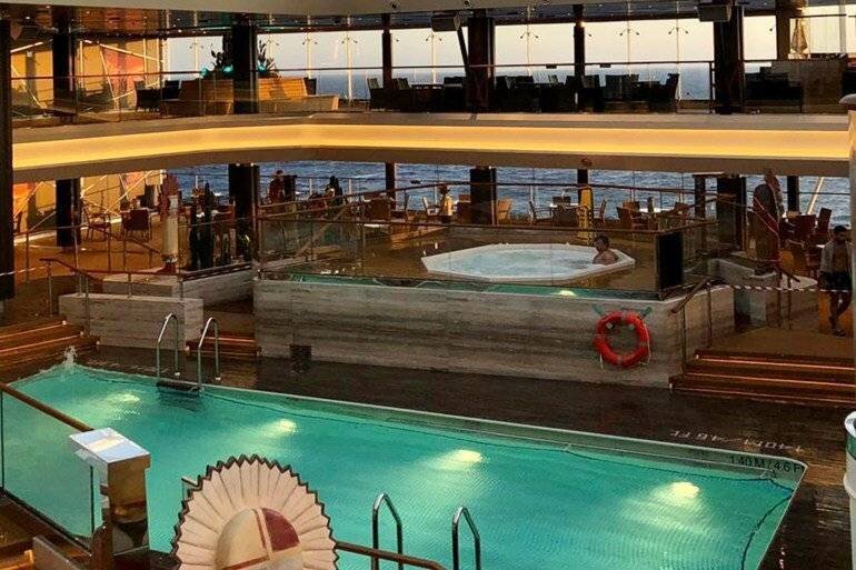 Complexe aquatique à bord d'un croiseur